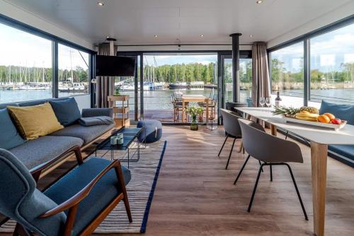 佩讷明德Hausboot LP1的客厅配有沙发和桌椅