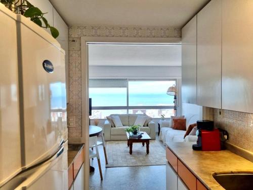 埃斯特角城APARTAMENTO VISTA MAR en la PENÍNSULA de PUNTA del ESTE的厨房和客厅,享有海景