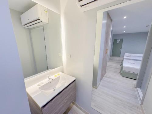 瓜亚基尔GH Sander Hotel的一间带水槽和镜子的浴室