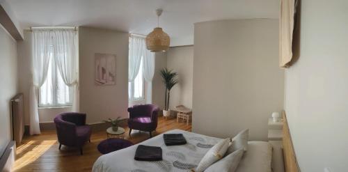 索恩河畔沙隆库埃特和塔尔提纳住宿加早餐旅馆的客厅配有一张床和紫色椅子