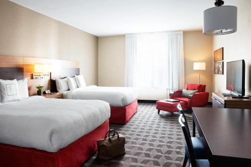 Sunrise AcresTownePlace Suites El Paso North的酒店客房带两张床和一个客厅