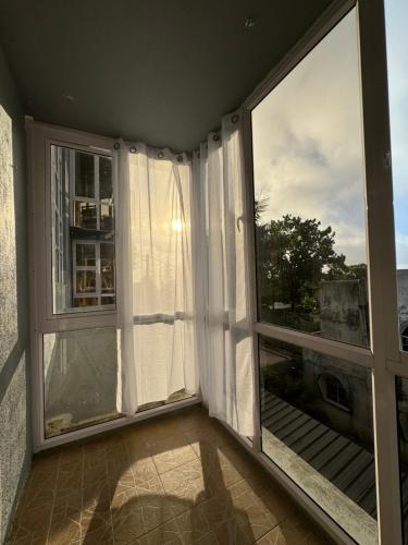 CurepipeVans Haven的客房设有带白色窗帘的大窗户。