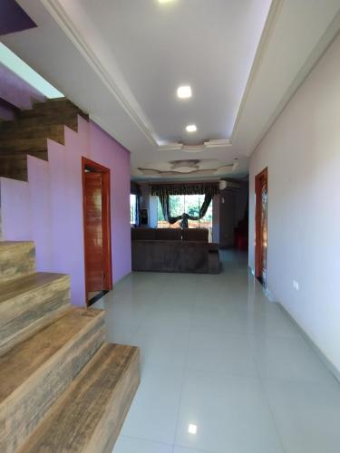 埃斯特城Ñande renda的一间带楼梯和紫色墙壁的客厅