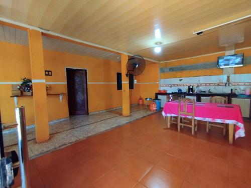 埃斯特城Ñande renda的用餐室配有粉红色的桌子和椅子