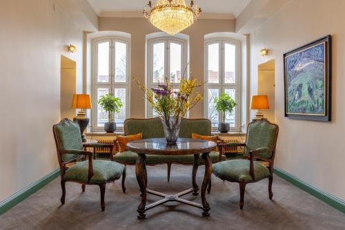 胡迪克斯瓦尔White Brig Guesthouse的客厅配有桌椅和吊灯。