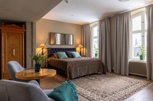 胡迪克斯瓦尔White Brig Guesthouse的一间卧室配有一张床、一张沙发和一张桌子