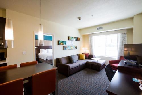 俄克拉何马城俄克拉荷马城西北原住客栈的酒店客房设有一张沙发和一张床