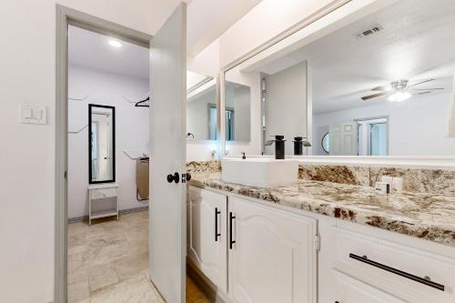圣安东尼奥Twin Rose Villa的白色的浴室设有水槽和镜子
