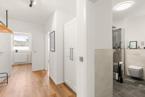 卡塞尔BLU APARTMENT -modern interior design in city centre- Nähe Uni & HBF的带淋浴和卫生间的白色浴室