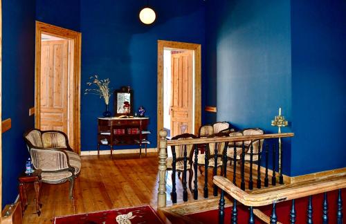 卡拉马塔VASILIKON Hotel 1888 the past is present的一间拥有蓝色墙壁和桌椅的房间