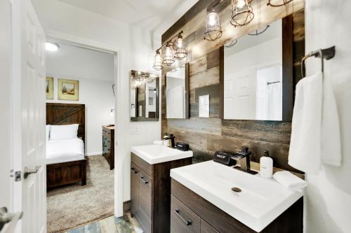 拉斯维加斯Heritage Haven Villa的一间带两个盥洗盆和一张床的浴室