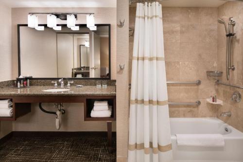 拉斯维加斯拉斯维加斯万豪酒店的带浴缸、水槽和淋浴的浴室