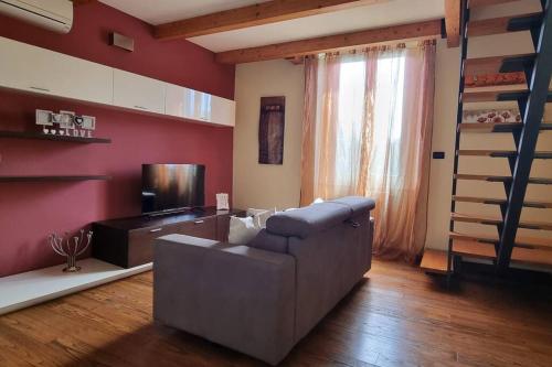 利沃诺Appartamento La casina di Chiara的带沙发和电视的客厅
