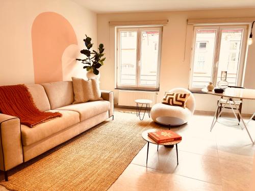 蒙斯New ! Superbe studio - Déco Marrakech Flair的客厅配有沙发和桌子