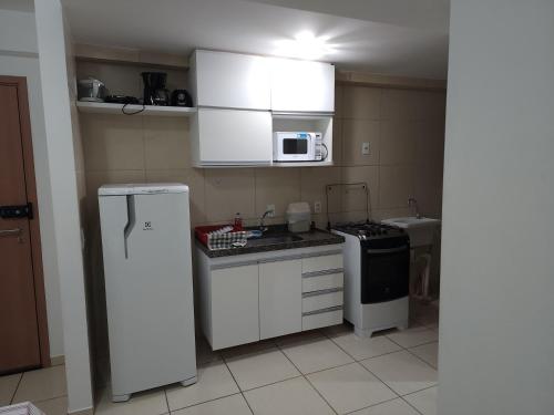 累西腓Apartamento mobiliado e confortável em candeias的厨房配有白色冰箱和微波炉