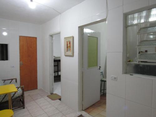 瓜鲁柳斯Hostel Brasil Gru的走廊上设有门和房间