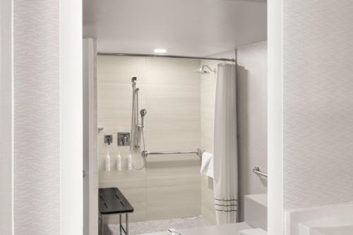 明尼阿波利斯明尼阿波利斯市中心万豪酒店的带淋浴的浴室和玻璃门