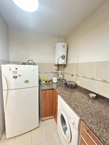 玛利亚镇Departamento céntrico villa maría的厨房配有白色冰箱和洗碗机。