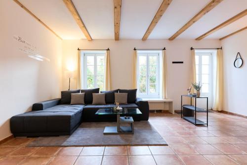 布雷根茨Stilvolle Gartenterrassenwohnung mitten in Bregenz的客厅配有沙发和桌子