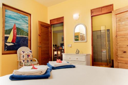 拉斯加勒拉斯卡日贝纳别墅的一间卧室配有一张床,床上配有两张折叠毛巾