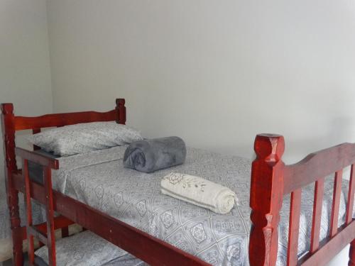 帕尔马斯Pedroca Hostel的一间卧室设有两张双层床和一张带枕头的床。
