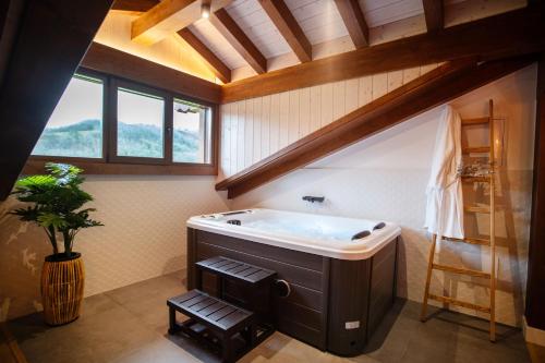 ArráyozCasa Rural Kabia的阁楼上带大浴缸的大浴室