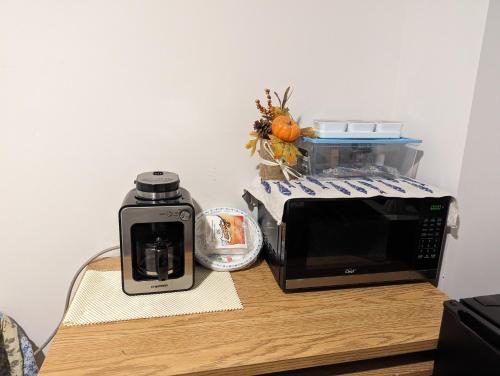 鲍曼维尔Honey Dew的桌子上设有微波炉和咖啡机。
