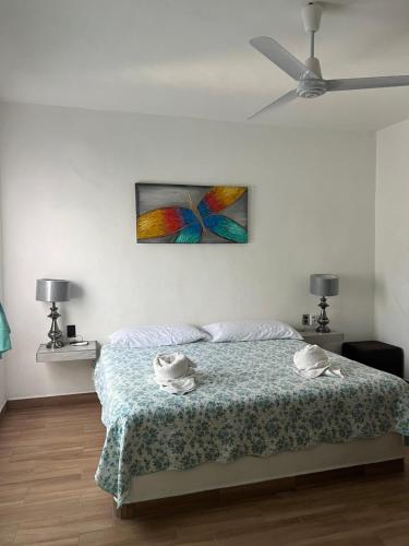 拉曼萨尼亚Villas las Palmeras Casa Canaria 12 personas的一间卧室配有一张壁画床