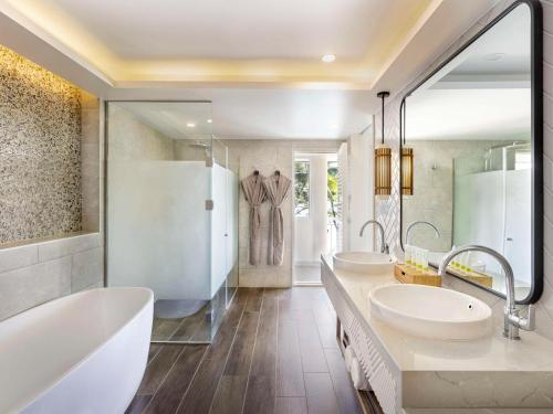 丹娜努索菲特斐济温泉度假酒店的浴室设有2个水槽和2面镜子