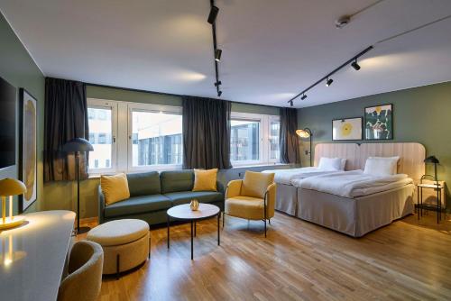 哥德堡斯堪迪克欧罗巴酒店的酒店客房,配有床和沙发