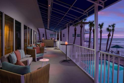 圣徒皮特海滩坦帕湾 - 北雷廷顿海滩希尔顿逸林海滩度假酒店的阳台配有椅子,享有海景。