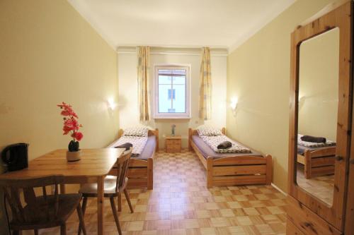 维也纳Double Room in Hütteldorfer Straße Area的带桌子的房间以及带床和书桌的房间