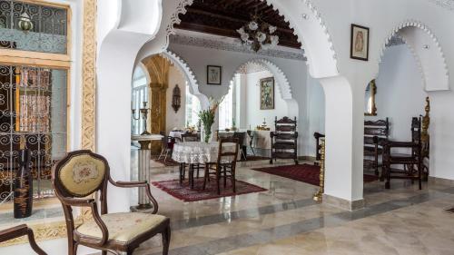 拉马萨达尔苏阿德旅馆的客厅配有椅子和桌子