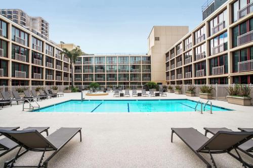 旧金山旧金山联合广场希尔顿酒店的一座建筑物中央的游泳池