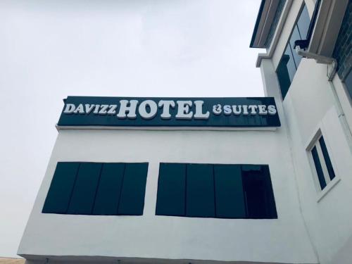 阿沙巴DAVIZZ HOTEL AND SUITES的建筑物一侧的标志