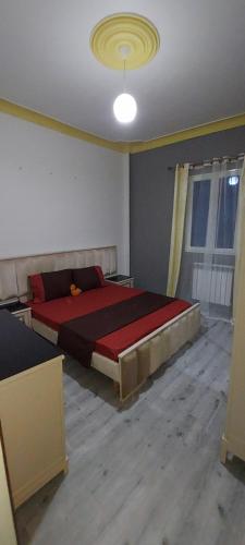 贝贾亚T4 la douane的一间卧室,卧室内配有一张大床