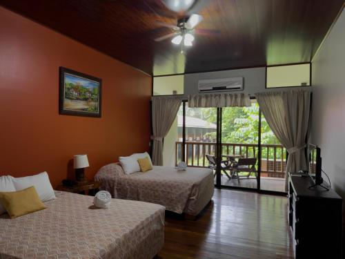 萨拉皮基沨竹萨尔瓦多酒店的酒店客房设有两张床和一个阳台。
