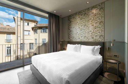 罗马Radisson Collection Hotel, Roma Antica的一间卧室设有一张大床和一个大窗户