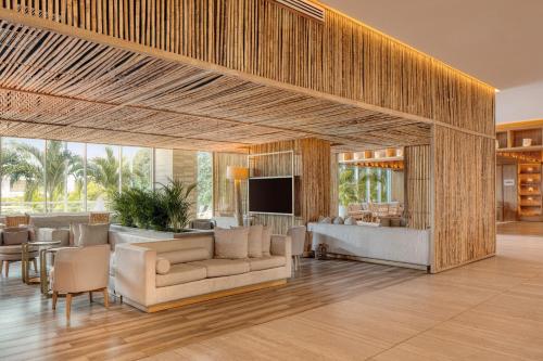圣玛尔塔Santa Marta Marriott Resort Playa Dormida的带沙发和电视的客厅