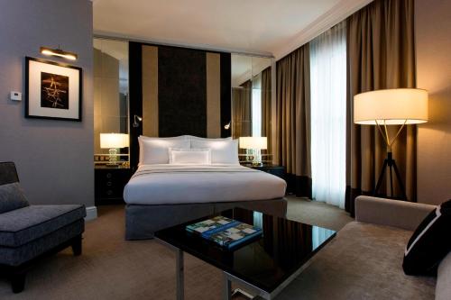 吉隆坡The Ritz-Carlton, Kuala Lumpur的酒店客房,配有床和沙发