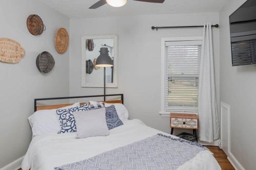 阿普尔顿The White Castle New Remodel Downtown Area的一间卧室配有一张带蓝色和白色枕头的床