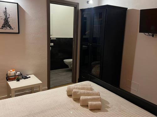 巴勒莫Ricasoli28 Apartaments的一间卧室配有带毛巾的床