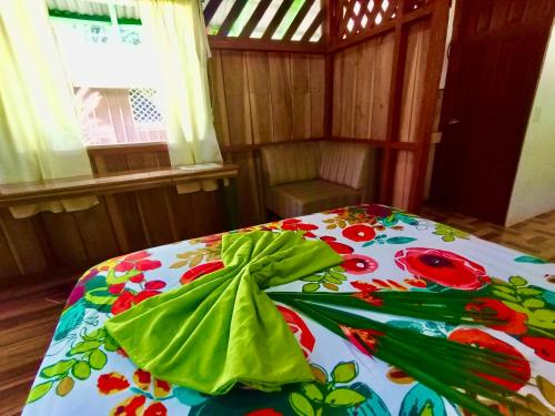 卡维塔Alouatta Hanging Bridges Adventure and Lodge的一间房间,桌子上摆着花纹