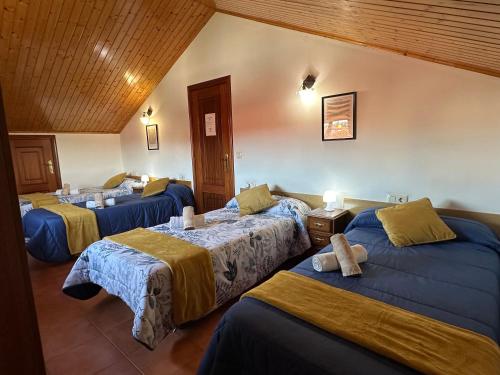 欧德鲁佐考德萨尔旅馆的一间酒店客房,房间内设有三张床