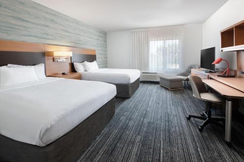 俄克拉何马城俄克拉荷马城机场唐普雷斯套房酒店的酒店客房配有两张床和一张书桌