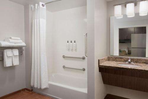 俄克拉何马城俄克拉荷马城机场唐普雷斯套房酒店的带淋浴和盥洗盆的浴室