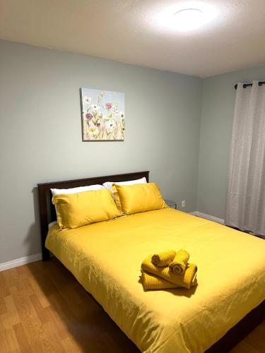 耶洛奈夫Spacious Downtown 3BR Home, 4bds的一间卧室配有一张带黄色床单和黄色枕头的床。