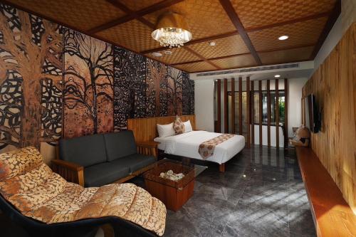 小琉球岛小琉球海明珠渡假旅店的酒店客房,配有床和沙发