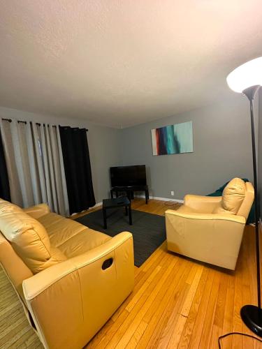 耶洛奈夫Spacious Downtown 3BR Home, 4bds的客厅配有两张黄色的沙发和一张桌子