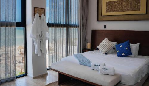 塞莱斯通Tótem Beach Club的一间卧室配有一张带蓝色枕头的床。